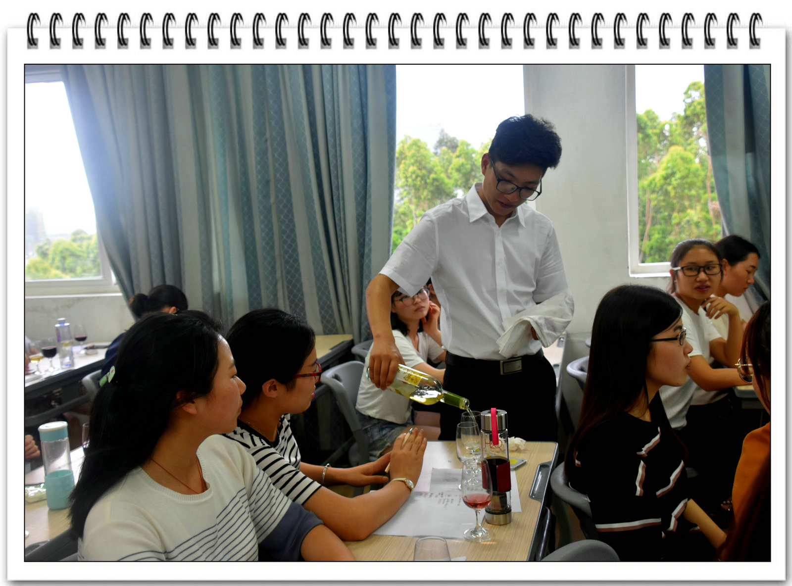 福建省华汇酩通酒业有限公司王灿辉总经理莅临海洋与食品学院进行葡萄酒文化赏析讲座