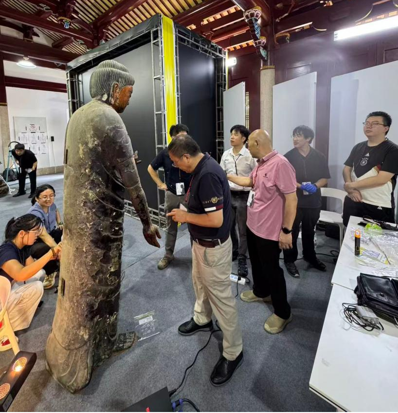 项目组在检测现场讨论方案 项目组在检测现场讨论方案
